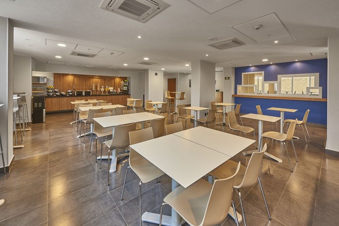 Imagen del bar/restaurante del Hotel City Express By Marriott Celaya Galerias. Foto 3