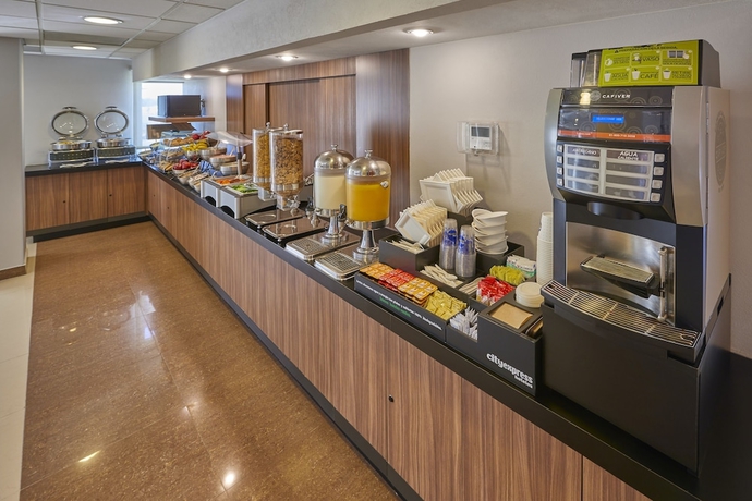 Imagen del bar/restaurante del Hotel City Express By Marriott Celaya Parque. Foto 6