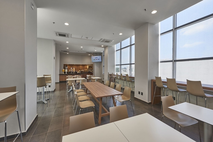 Imagen del bar/restaurante del Hotel City Express By Marriott Ciudad De M&eacute;xico La Raza. Foto 3