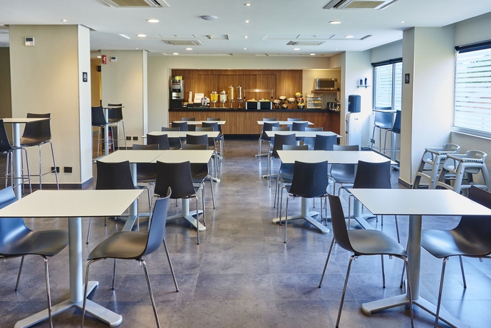 Imagen del bar/restaurante del Hotel City Express By Marriott Guadalajara Aeropuerto. Foto 3