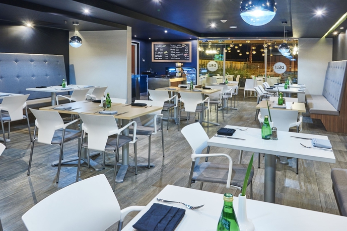 Imagen del bar/restaurante del Hotel City Express By Marriott Guadalajara Aeropuerto. Foto 6