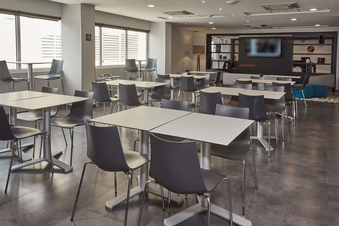 Imagen del bar/restaurante del Hotel City Express By Marriott Guadalajara Aeropuerto. Foto 7