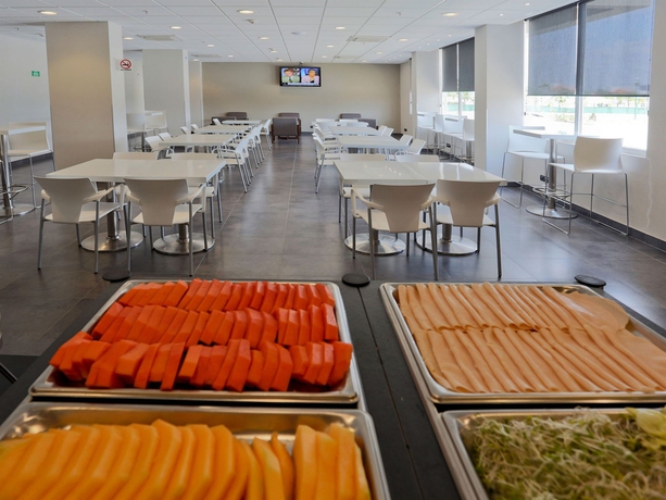 Imagen del bar/restaurante del Hotel City Express By Marriott Irapuato Norte. Foto 2