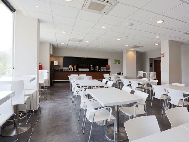 Imagen del bar/restaurante del Hotel City Express By Marriott Irapuato Norte. Foto 3