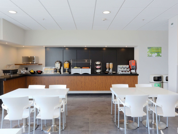 Imagen del bar/restaurante del Hotel City Express By Marriott Irapuato Norte. Foto 4