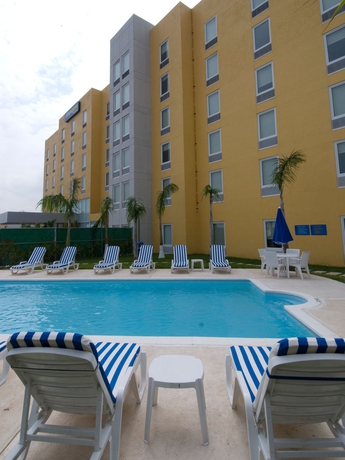 Imagen de la piscina del Hotel City Express By Marriott Lazaro Cardenas. Foto 16