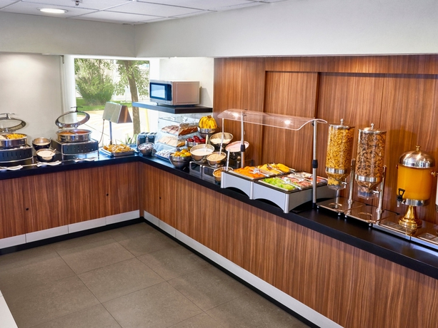 Imagen del bar/restaurante del Hotel City Express By Marriott Lazaro Cardenas. Foto 8