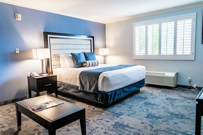 Imagen de la habitación del Hotel City Express By Marriott Manhattan Beach. Foto 2