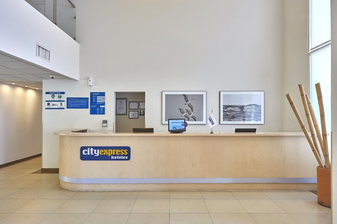 Imagen de los interiores del Hotel City Express By Marriott Manzanillo. Foto 12