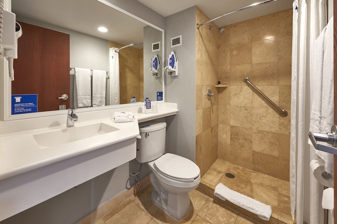 Imagen de la habitación del Hotel City Express By Marriott Manzanillo. Foto 11