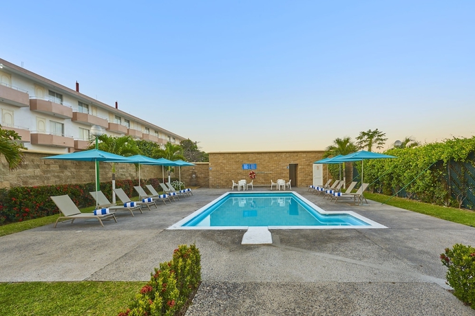 Imagen de la piscina del Hotel City Express By Marriott Manzanillo. Foto 16