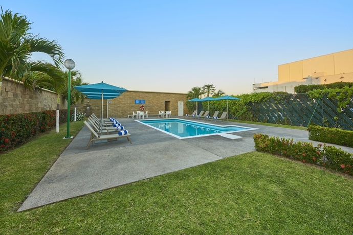 Imagen de la piscina del Hotel City Express By Marriott Manzanillo. Foto 17