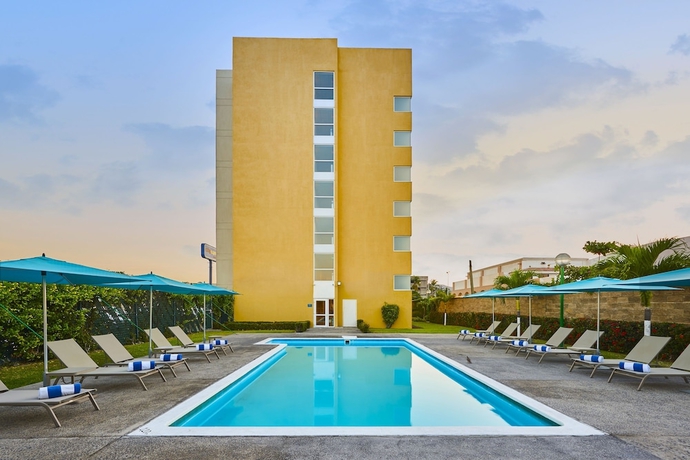 Imagen de la piscina del Hotel City Express By Marriott Manzanillo. Foto 18