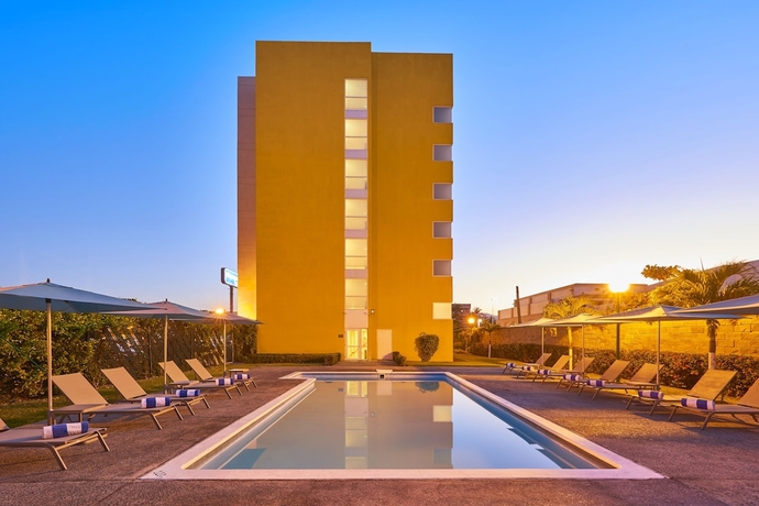 Imagen de la piscina del Hotel City Express By Marriott Manzanillo. Foto 19