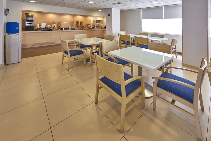 Imagen del bar/restaurante del Hotel City Express By Marriott Manzanillo. Foto 4
