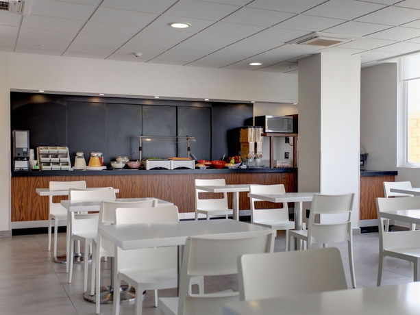 Imagen del bar/restaurante del Hotel City Express By Marriott Monterrey Norte. Foto 3