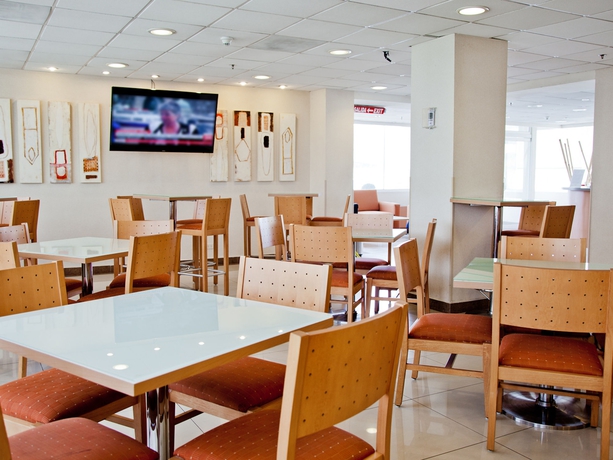 Imagen del bar/restaurante del Hotel City Express By Marriott Monterrey Santa Catarina. Foto 2