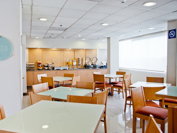 Imagen del bar/restaurante del Hotel City Express By Marriott Monterrey Santa Catarina. Foto 4