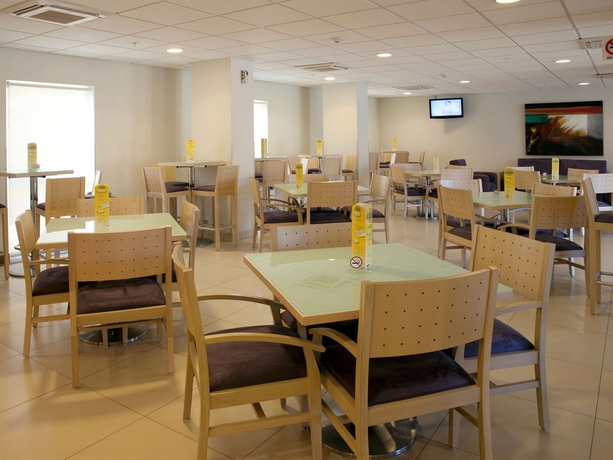 Imagen del bar/restaurante del Hotel City Express By Marriott Nogales. Foto 2