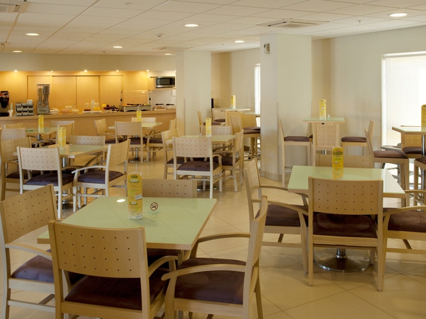 Imagen del bar/restaurante del Hotel City Express By Marriott Nogales. Foto 4