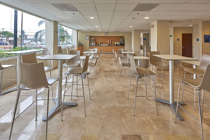 Imagen del bar/restaurante del Hotel City Express By Marriott Nuevo Laredo. Foto 3