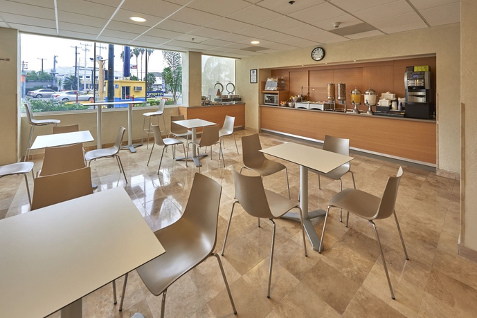 Imagen del bar/restaurante del Hotel City Express By Marriott Nuevo Laredo. Foto 4
