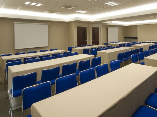 Imagen de los interiores del Hotel City Express By Marriott Puebla Angelopolis. Foto 11