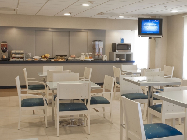 Imagen del bar/restaurante del Hotel City Express By Marriott Puebla Angelopolis. Foto 3