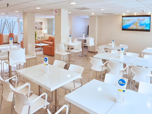Imagen del bar/restaurante del Hotel City Express By Marriott Queretaro. Foto 6