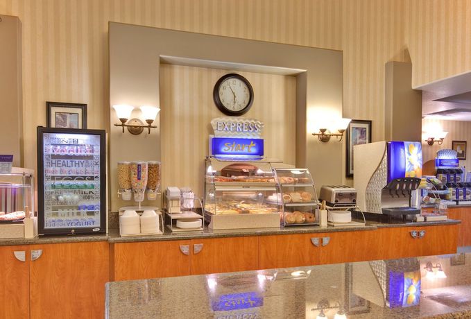 Imagen del bar/restaurante del Hotel City Express By Marriott Rancho Cucamonga. Foto 2
