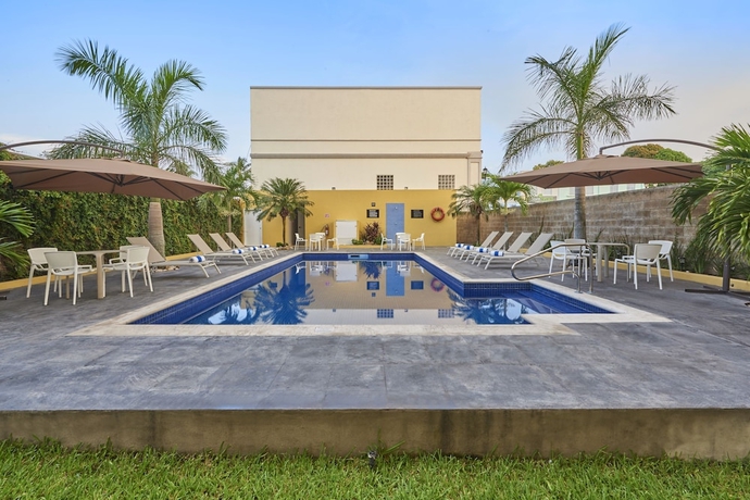 Imagen de la piscina del Hotel City Express By Marriott Tampico. Foto 17