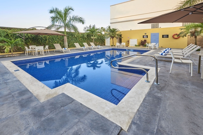 Imagen de la piscina del Hotel City Express By Marriott Tampico. Foto 18