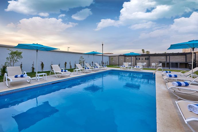 Imagen de la piscina del Hotel City Express Ensenada. Foto 18