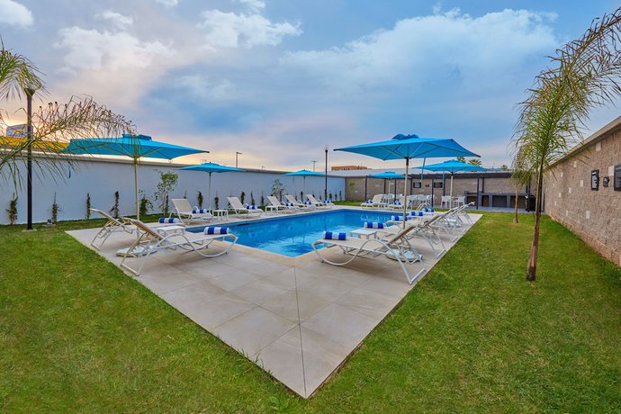 Imagen de la piscina del Hotel City Express Ensenada. Foto 20