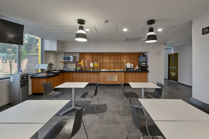 Imagen del bar/restaurante del Hotel City Express Ensenada. Foto 3