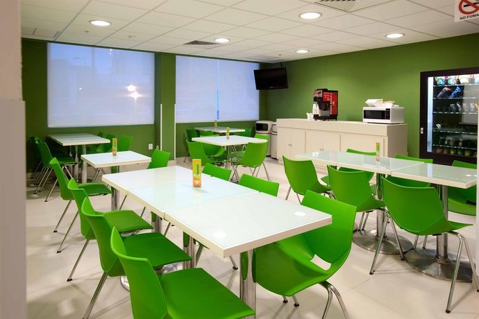 Imagen del bar/restaurante del Hotel City Express Junior By Marriott Cancun. Foto 2