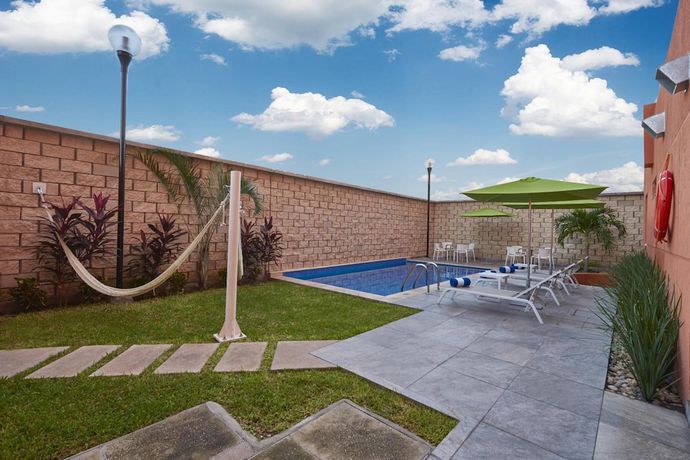 Imagen de la piscina del Hotel City Express Junior By Marriott Merida Altabrisa. Foto 19