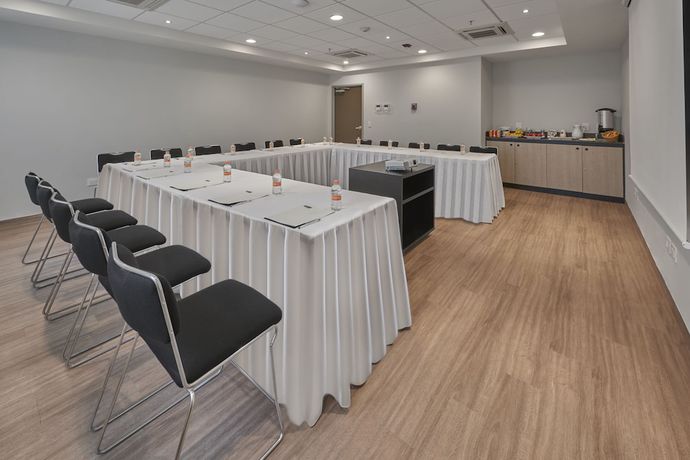 Imagen de los interiores del Hotel City Express Junior By Marriott Merida Altabrisa. Foto 13