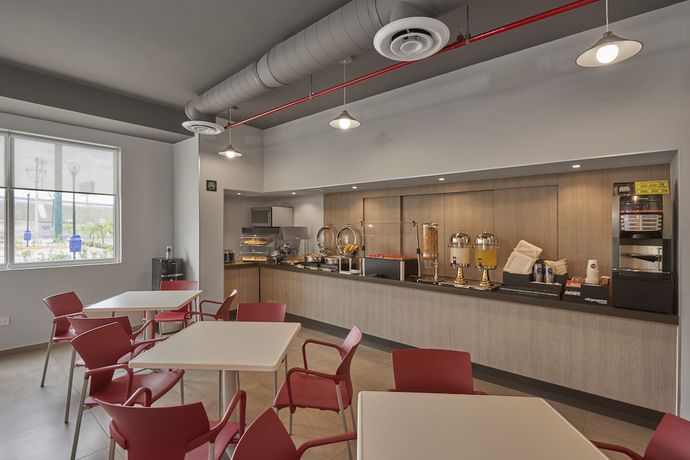 Imagen del bar/restaurante del Hotel City Express Junior By Marriott Merida Altabrisa. Foto 2