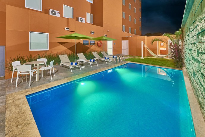 Imagen de la piscina del Hotel City Express Junior By Marriott Merida Altabrisa. Foto 20