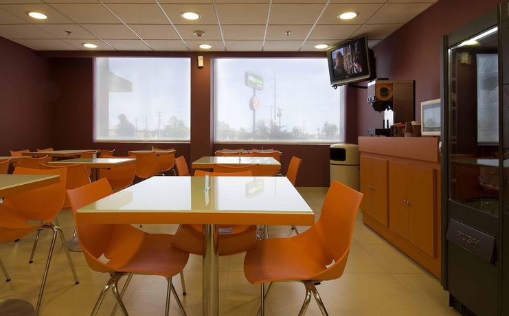 Imagen del bar/restaurante del Hotel City Express Junior By Marriott Mexicali. Foto 3