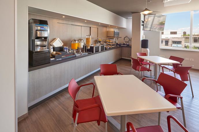 Imagen del bar/restaurante del Hotel City Express Junior By Marriott San Luis Potosi Carranza. Foto 5