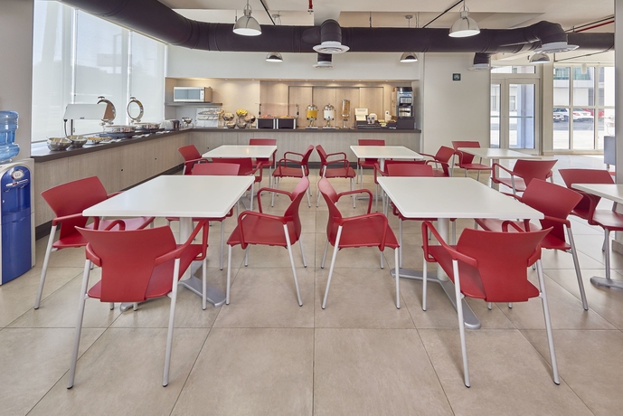 Imagen del bar/restaurante del Hotel City Express Junior By Marriott Toluca Zona Industrial. Foto 5