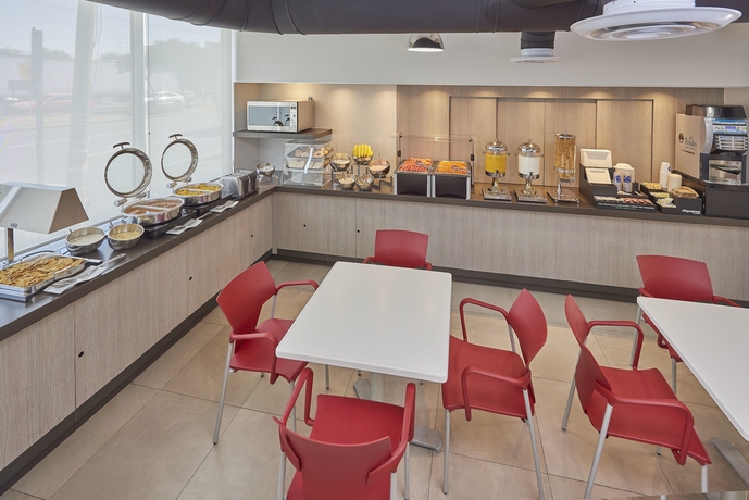 Imagen del bar/restaurante del Hotel City Express Junior By Marriott Toluca Zona Industrial. Foto 8