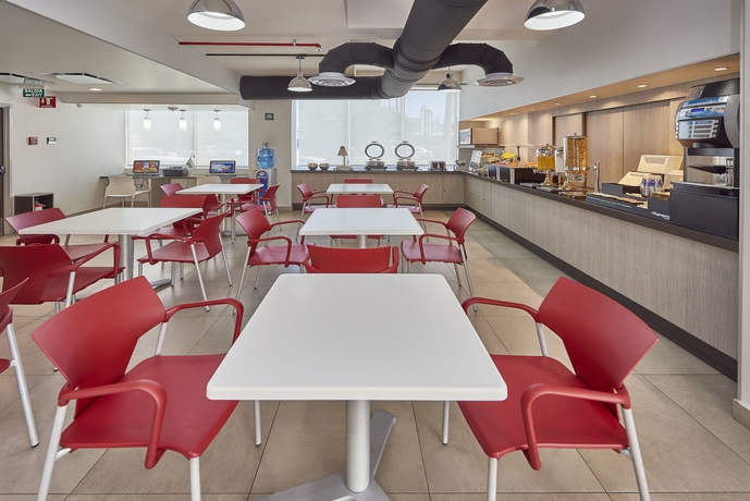 Imagen del bar/restaurante del Hotel City Express Junior By Marriott Toluca Zona Industrial. Foto 9