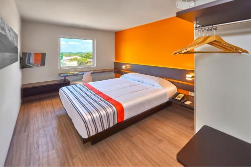 Imagen de la habitación del Hotel City Express Junior By Marriott Tuxtepec. Foto 11