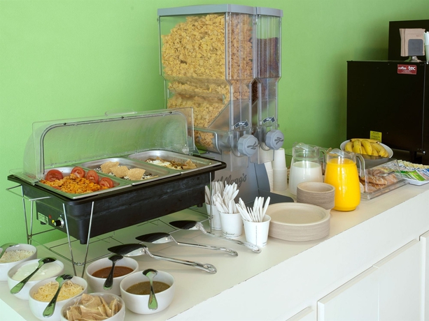 Imagen del bar/restaurante del Hotel City Express Junior By Marriott Veracruz Aeropuerto. Foto 6