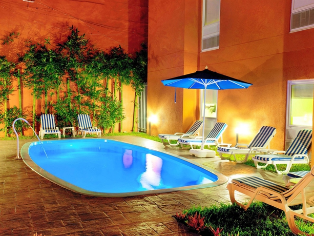 Imagen de la piscina del Hotel City Express Junior By Marriott Veracruz Aeropuerto. Foto 15