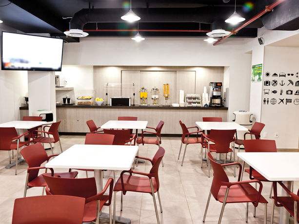 Imagen del bar/restaurante del Hotel City Express Junior Villahermosa. Foto 2