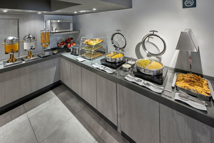 Imagen del bar/restaurante del Hotel City Express Junior by Marriott CDMX Sullivan. Foto 2